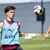 Ardon Jashari à l'entraînement sous le regard de Granit Xhaka. KEYSTONE/JEAN-CHRISTOPHE BOTT